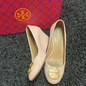 TORY BURCH Blush Pink Gold Logo Chelsea Wedge